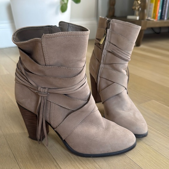Vince Camuto Shoes - Almost new condition, Vince Camuto bootie heels